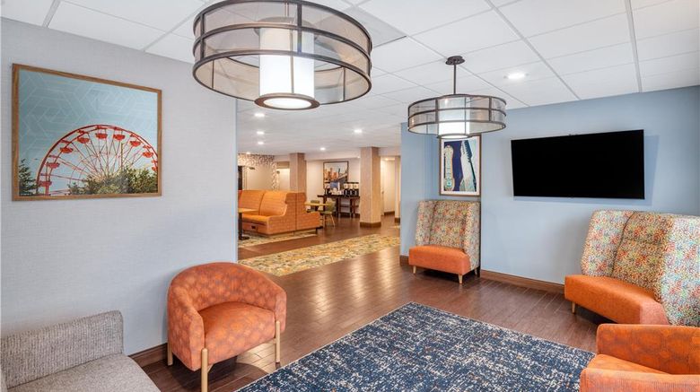 <b>Hampton Inn Portland East Lobby</b>. Images powered by <a href="https://iceportal.shijigroup.com/" title="IcePortal" target="_blank">IcePortal</a>.