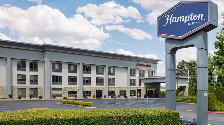 Hampton Inn Portland East Exterior