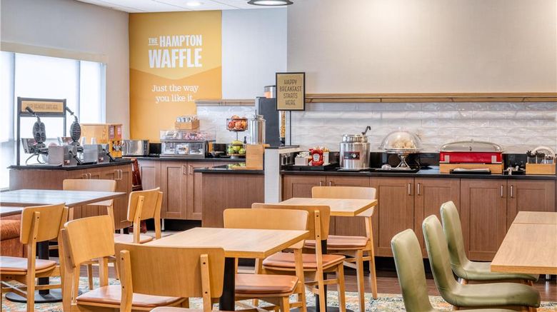 <b>Hampton Inn Portland East Restaurant</b>. Images powered by <a href="https://iceportal.shijigroup.com/" title="IcePortal" target="_blank">IcePortal</a>.