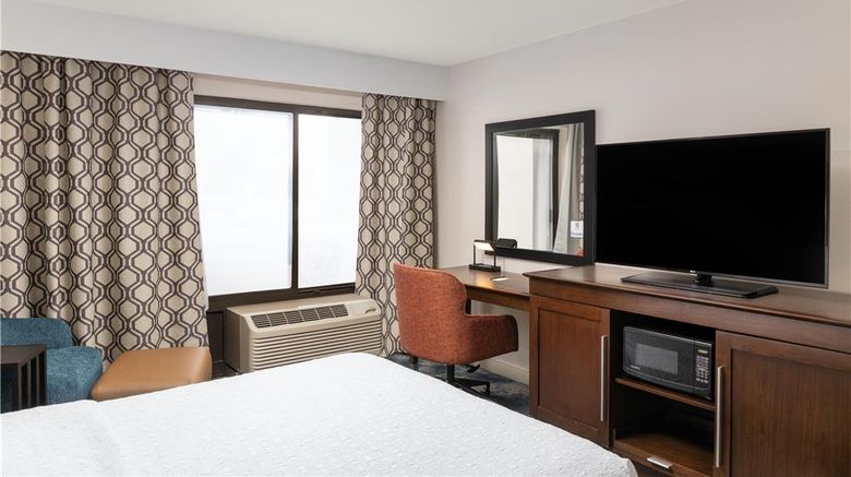 <b>Hampton Inn Portland East Room</b>. Images powered by <a href="https://iceportal.shijigroup.com/" title="IcePortal" target="_blank">IcePortal</a>.