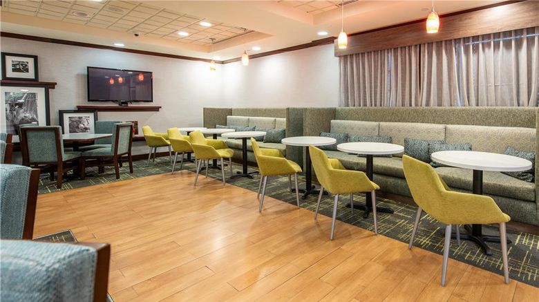 <b>Hampton Inn Newport News-Victory Blvd Lobby</b>. Images powered by <a href="https://iceportal.shijigroup.com/" title="IcePortal" target="_blank">IcePortal</a>.