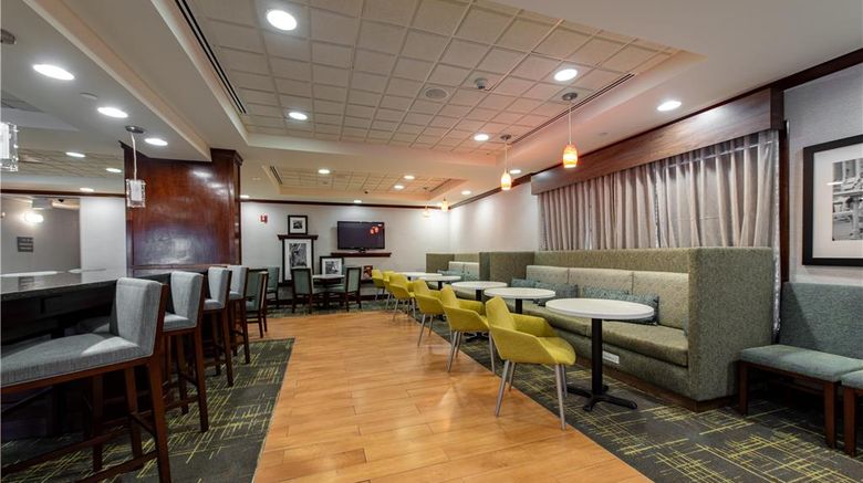 <b>Hampton Inn Newport News-Victory Blvd Lobby</b>. Images powered by <a href="https://iceportal.shijigroup.com/" title="IcePortal" target="_blank">IcePortal</a>.