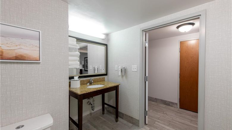 <b>Hampton Inn Newport News-Victory Blvd Room</b>. Images powered by <a href="https://iceportal.shijigroup.com/" title="IcePortal" target="_blank">IcePortal</a>.