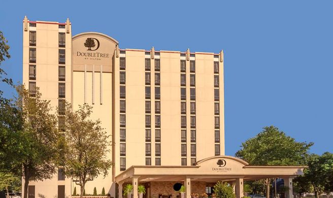 DoubleTree by Hilton Philadelphia Arpt Exterior