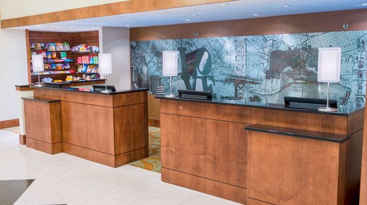DoubleTree by Hilton Philadelphia Arpt Lobby