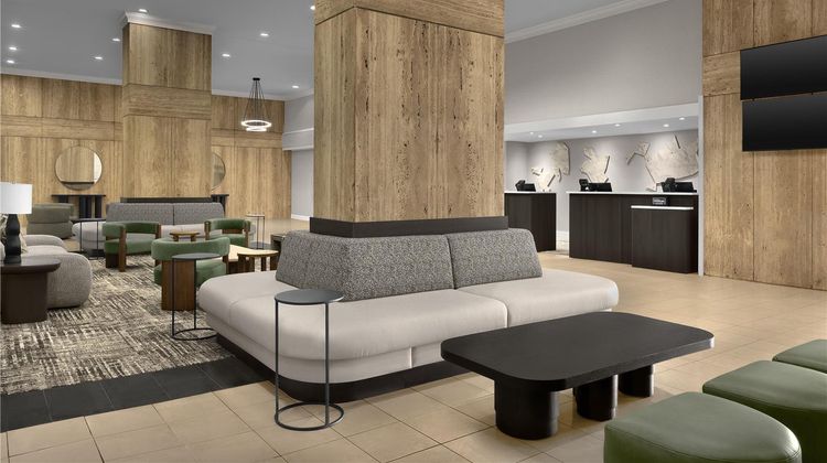 DoubleTree by Hilton Philadelphia Arpt Lobby