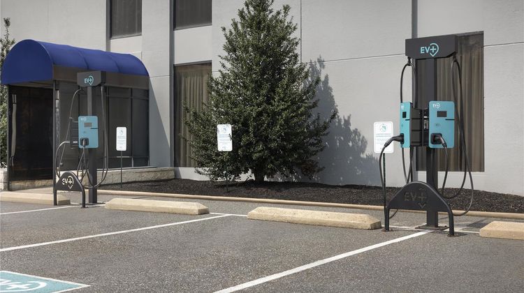 DoubleTree by Hilton Philadelphia Arpt Exterior