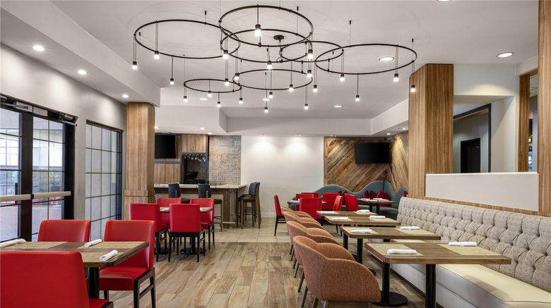 <b>Hilton Garden Inn Phoenix Airport Restaurant</b>. Images powered by <a href="https://iceportal.shijigroup.com/" title="IcePortal" target="_blank">IcePortal</a>.