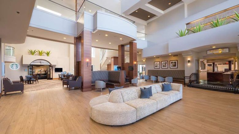 <b>Hilton Phoenix Airport Lobby</b>. Images powered by <a href="https://iceportal.shijigroup.com/" title="IcePortal" target="_blank">IcePortal</a>.