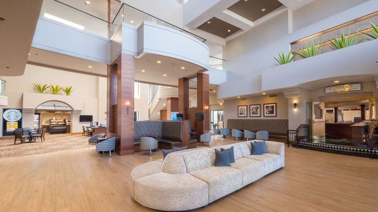 <b>Hilton Phoenix Airport Lobby</b>. Images powered by <a href="https://iceportal.shijigroup.com/" title="IcePortal" target="_blank">IcePortal</a>.