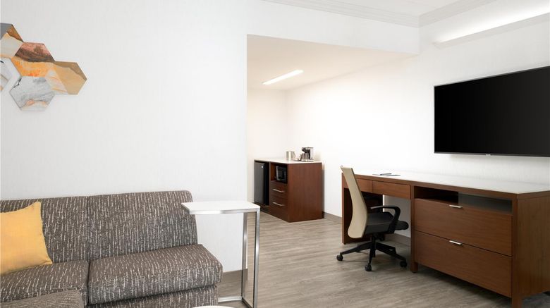 <b>Doubletree Suites by Hilton Phoenix Room</b>. Images powered by <a href="https://iceportal.shijigroup.com/" title="IcePortal" target="_blank">IcePortal</a>.