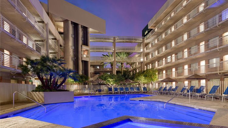 Doubletree Suites by Hilton Phoenix Pool