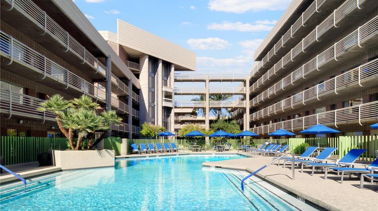 Doubletree Suites by Hilton Phoenix Pool