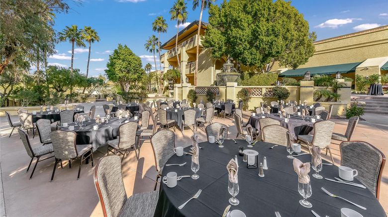 <b>Pointe Hilton Tapatio Cliffs Resort Restaurant</b>. Images powered by <a href="https://iceportal.shijigroup.com/" title="IcePortal" target="_blank">IcePortal</a>.