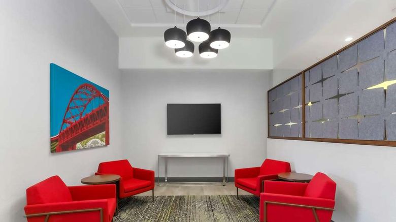 <b>Hampton Inn & Suites Pittsburgh-Downtown Lobby</b>. Images powered by <a href="https://iceportal.shijigroup.com/" title="IcePortal" target="_blank">IcePortal</a>.