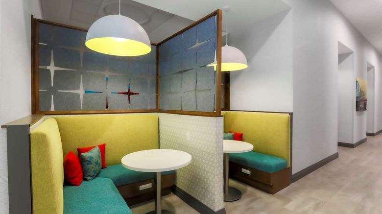 <b>Hampton Inn & Suites Pittsburgh-Downtown Lobby</b>. Images powered by <a href="https://iceportal.shijigroup.com/" title="IcePortal" target="_blank">IcePortal</a>.