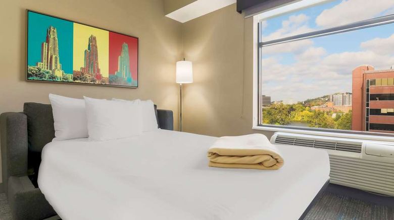 <b>Hampton Inn & Suites Pittsburgh-Downtown Room</b>. Images powered by <a href="https://iceportal.shijigroup.com/" title="IcePortal" target="_blank">IcePortal</a>.