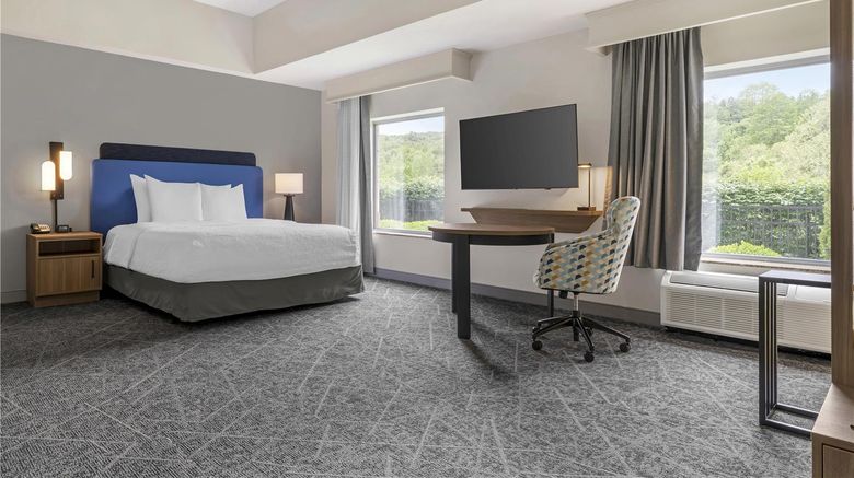 <b>Hampton Inn & Suites Meadow Lands Room</b>. Images powered by <a href="https://iceportal.shijigroup.com/" title="IcePortal" target="_blank">IcePortal</a>.