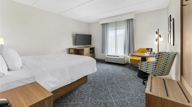 Hampton Inn & Suites Meadow Lands Room