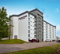DoubleTree by Hilton PIT Meadow Lands Exterior