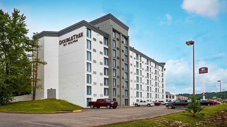 DoubleTree by Hilton PIT Meadow Lands Exterior