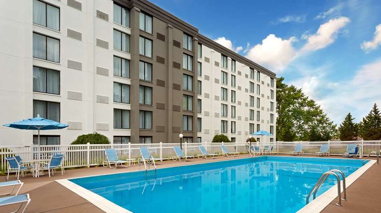 DoubleTree by Hilton PIT Meadow Lands Pool