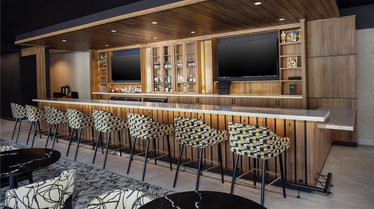 DoubleTree by Hilton PIT Meadow Lands Restaurant