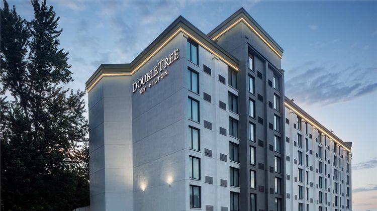 DoubleTree by Hilton PIT Meadow Lands Exterior