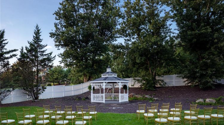 DoubleTree by Hilton PIT Meadow Lands Exterior