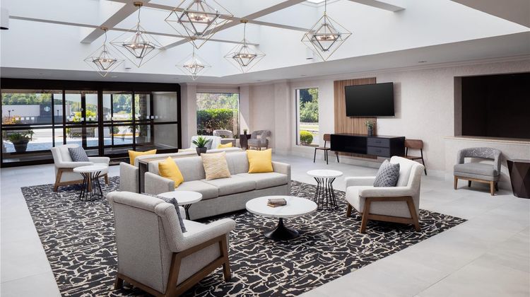 DoubleTree by Hilton PIT Meadow Lands Lobby