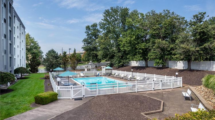 DoubleTree by Hilton PIT Meadow Lands Pool