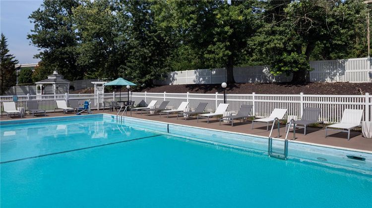 DoubleTree by Hilton PIT Meadow Lands Pool