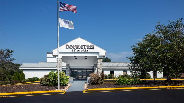 DoubleTree by Hilton PIT Meadow Lands Exterior
