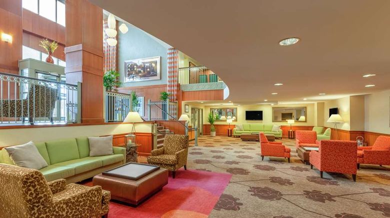 <b>Hilton Garden Inn University Place Lobby</b>. Images powered by <a href="https://iceportal.shijigroup.com/" title="IcePortal" target="_blank">IcePortal</a>.
