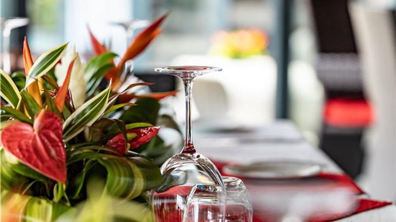 <b>Hilton Moorea Lagoon Resort & Spa Restaurant</b>. Images powered by <a href="https://iceportal.shijigroup.com/" title="IcePortal" target="_blank">IcePortal</a>.