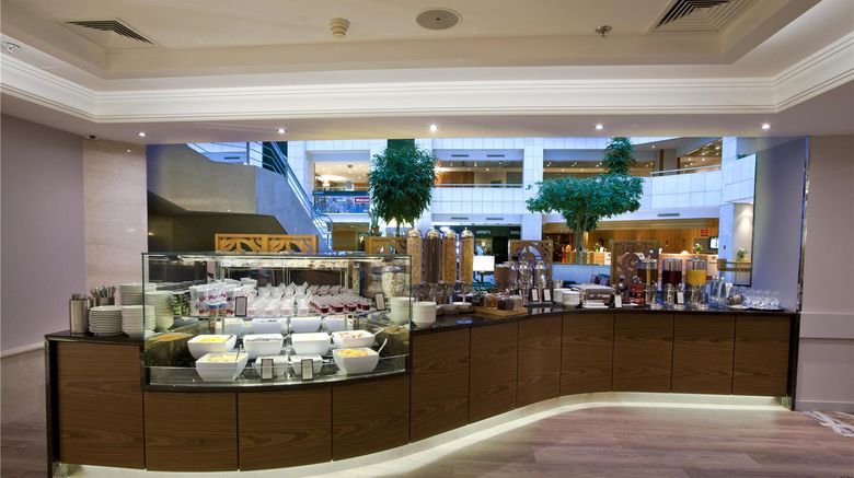<b>Hilton Prague Atrium Restaurant</b>. Images powered by <a href="https://iceportal.shijigroup.com/" title="IcePortal" target="_blank">IcePortal</a>.