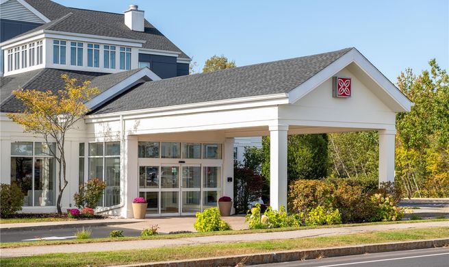 Hilton Garden Inn Airport Exterior