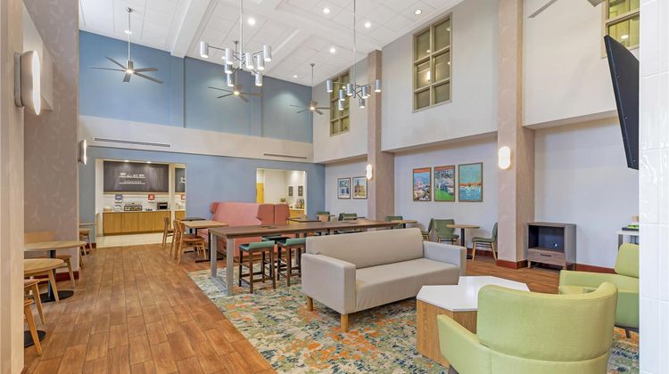 Hampton Inn & Suites Plymouth Lobby