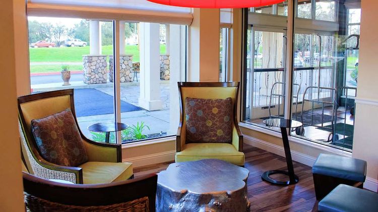 Hilton Garden Inn Redding Lobby