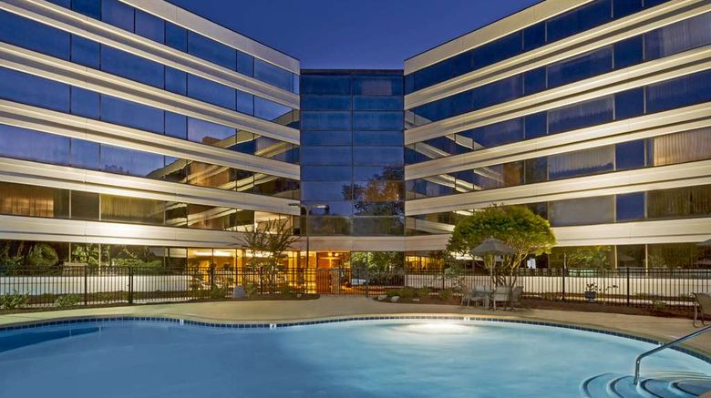 <b>Hilton Durham Pool</b>. Images powered by <a href="https://iceportal.shijigroup.com/" title="IcePortal" target="_blank">IcePortal</a>.