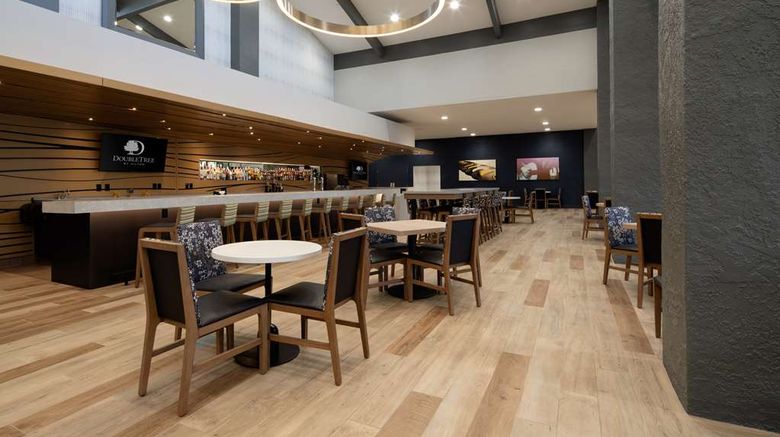 <b>DoubleTree by Hilton Hotel Bakersfield Restaurant</b>. Images powered by <a href="https://iceportal.shijigroup.com/" title="IcePortal" target="_blank">IcePortal</a>.