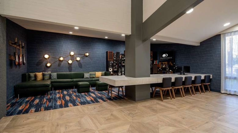 <b>DoubleTree by Hilton Hotel Bakersfield Lobby</b>. Images powered by <a href="https://iceportal.shijigroup.com/" title="IcePortal" target="_blank">IcePortal</a>.
