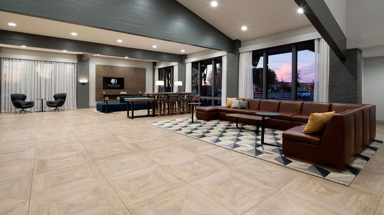 <b>DoubleTree by Hilton Hotel Bakersfield Lobby</b>. Images powered by <a href="https://iceportal.shijigroup.com/" title="IcePortal" target="_blank">IcePortal</a>.