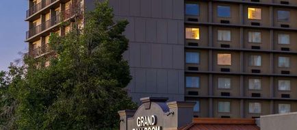 DoubleTree by Hilton Hotel Denver Exterior