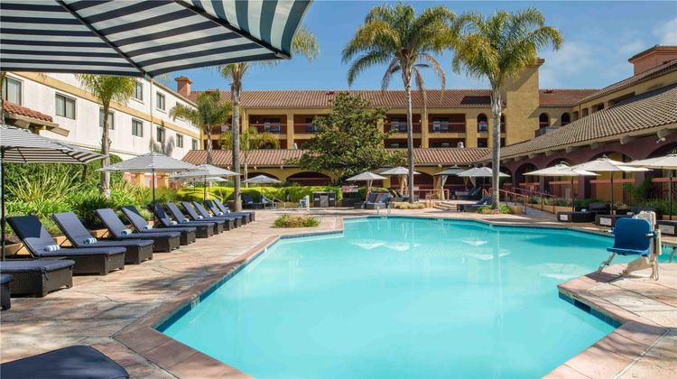DoubleTree by Hilton Sonoma Wine Country Pool