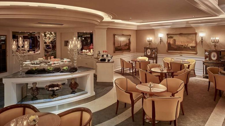 <b>Rome Cavalieri, A Waldorf Astoria Hotel Lobby</b>. Images powered by <a href="https://iceportal.shijigroup.com/" title="IcePortal" target="_blank">IcePortal</a>.