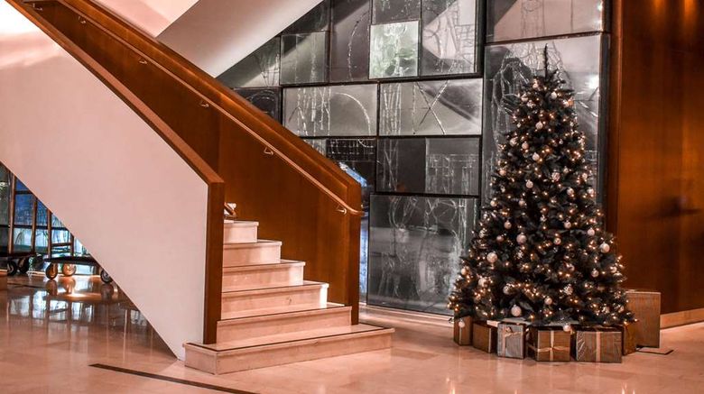 <b>Hilton Rotterdam Lobby</b>. Images powered by <a href="https://iceportal.shijigroup.com/" title="IcePortal" target="_blank">IcePortal</a>.