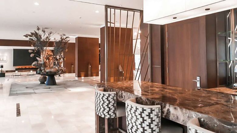 <b>Hilton Rotterdam Lobby</b>. Images powered by <a href="https://iceportal.shijigroup.com/" title="IcePortal" target="_blank">IcePortal</a>.