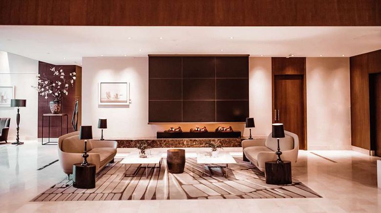 <b>Hilton Rotterdam Lobby</b>. Images powered by <a href="https://iceportal.shijigroup.com/" title="IcePortal" target="_blank">IcePortal</a>.