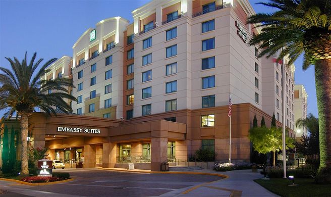Embassy Suites-Riverfront Promenade Exterior